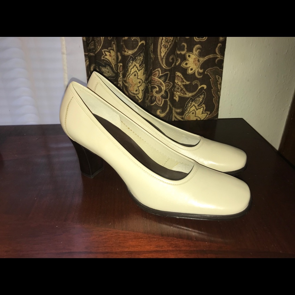 NWOT ETIENNE AIGNER Heels